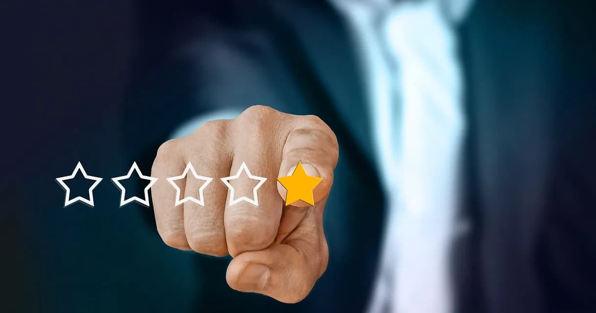 Mão tocando uma escala de cinco estrelas de avaliação de clientes