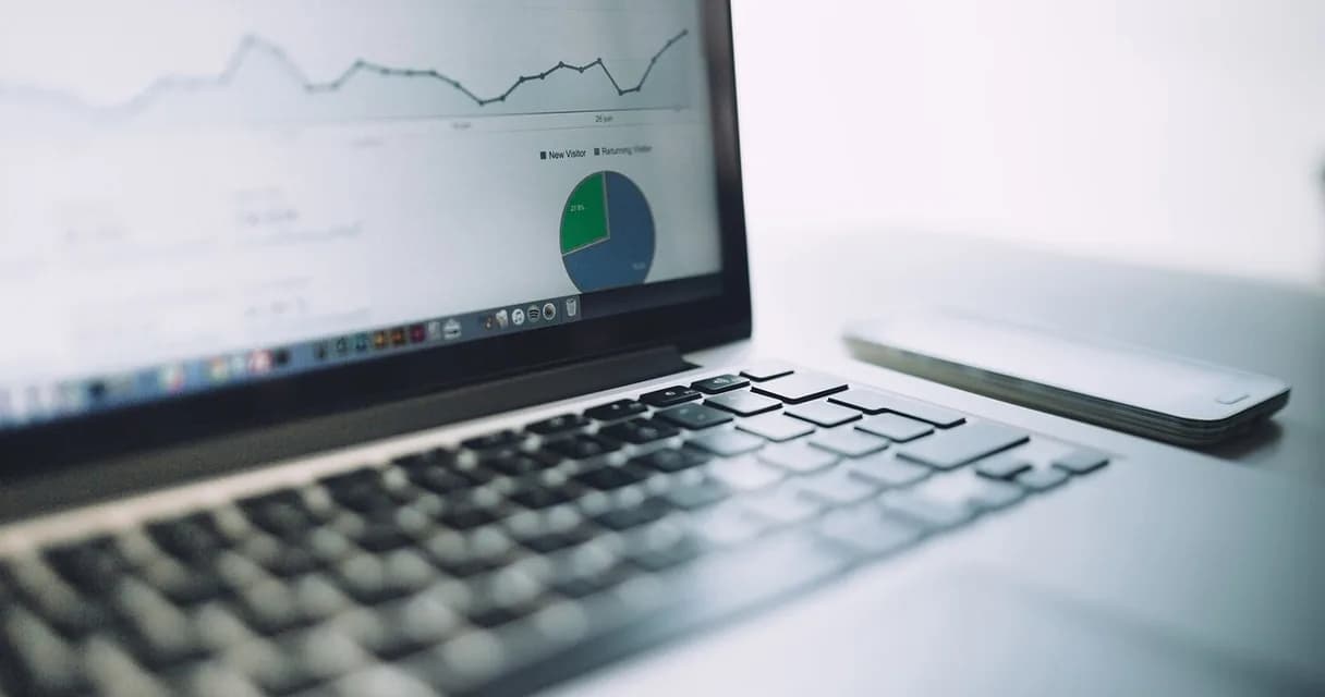 Site penalizado pelo Google: tela de notebook com gráfico de tráfego em relatório de análise