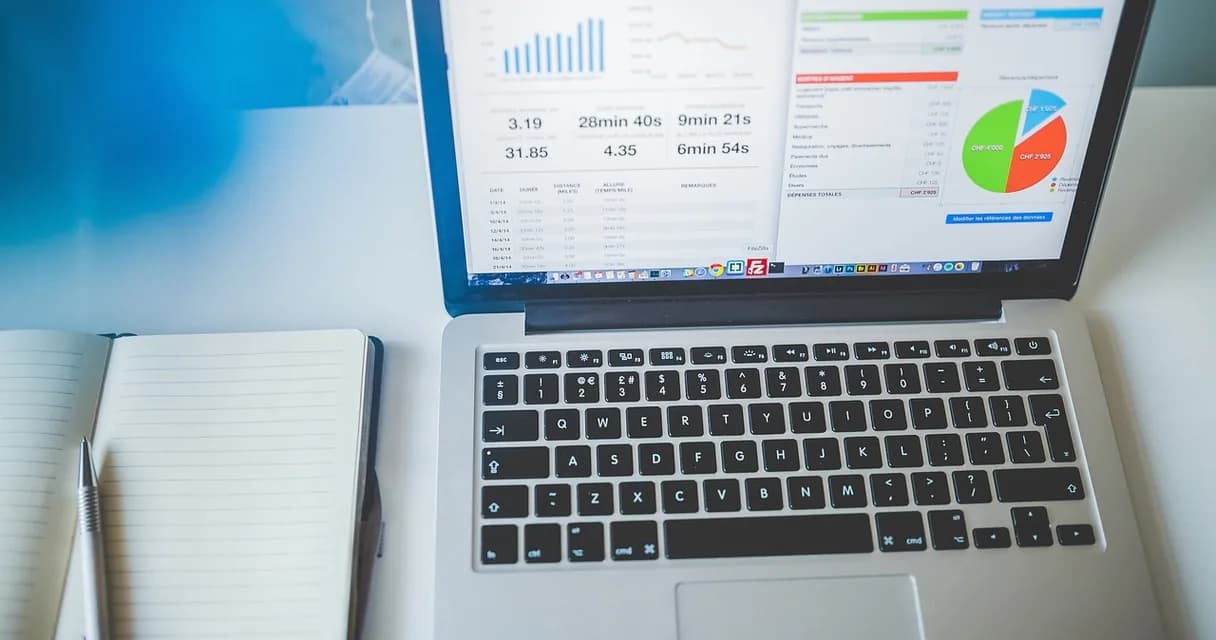 Notebook com gráficos e caderno de anotações, a conta de se vale a pena contratar uma agência de GEO
