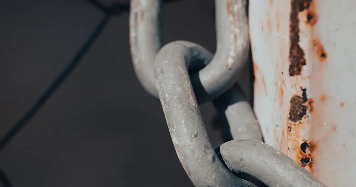 Elos de uma corrente metálica enferrujada em close