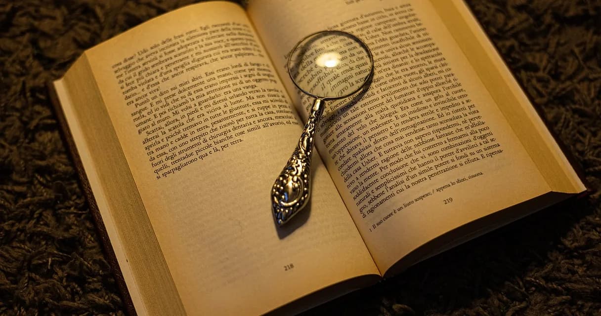 Lupa sobre as páginas de um livro, leitura atenta do texto