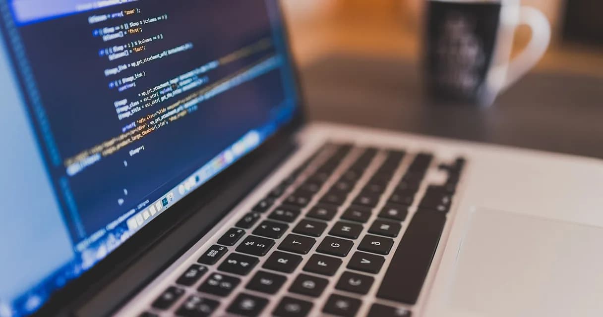 Notebook com código aberto na tela, trabalho de um especialista em otimização de sites