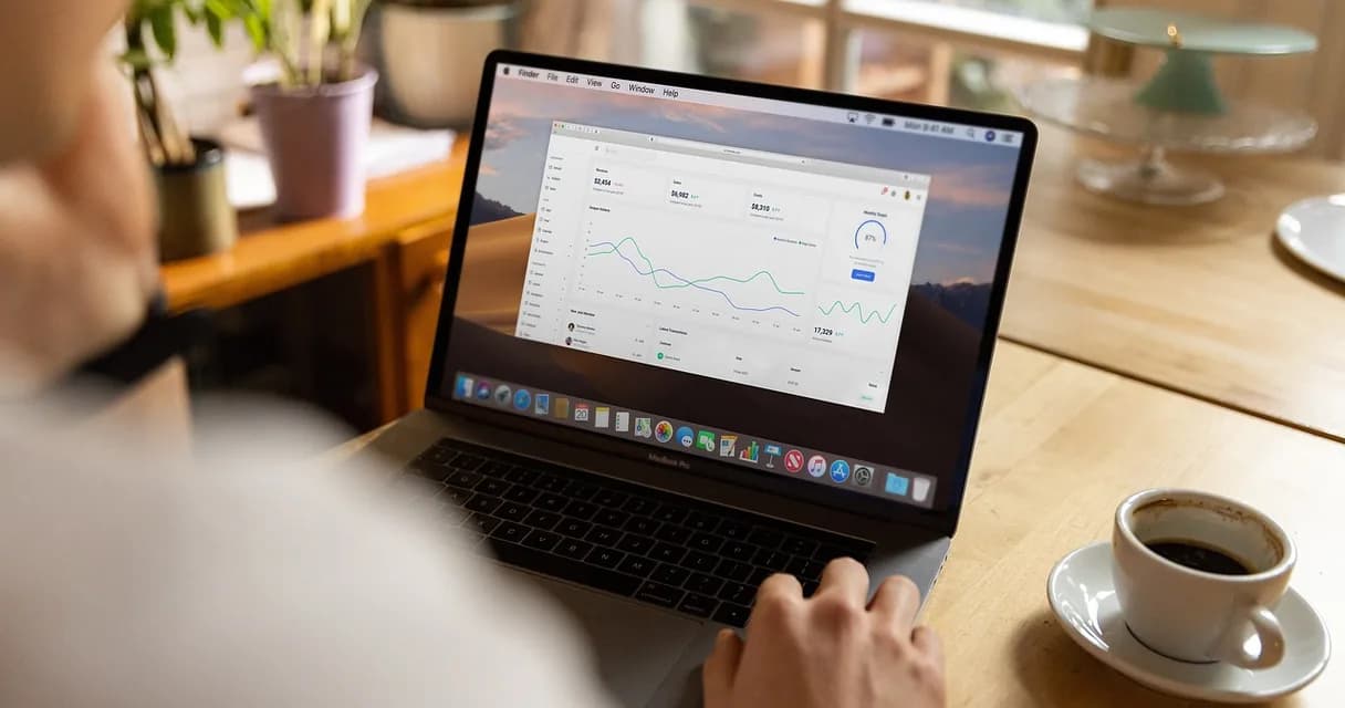 Profissional analisando gráficos de tráfego de um site no notebook, trabalho típico de um especialista em SEO