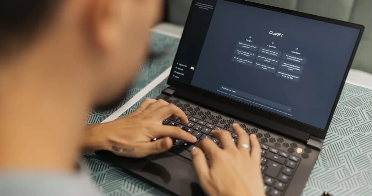 GEO vs SEO: tela de computador com interface de chat de inteligência artificial em uso