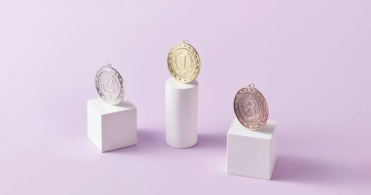 Três medalhas de primeiro, segundo e terceiro lugar sobre pedestais, representando uma lista de melhores