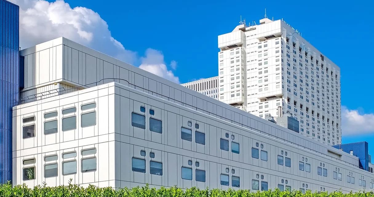 Fachada de um hospital moderno, instituição que precisa de otimização de site para ser encontrada