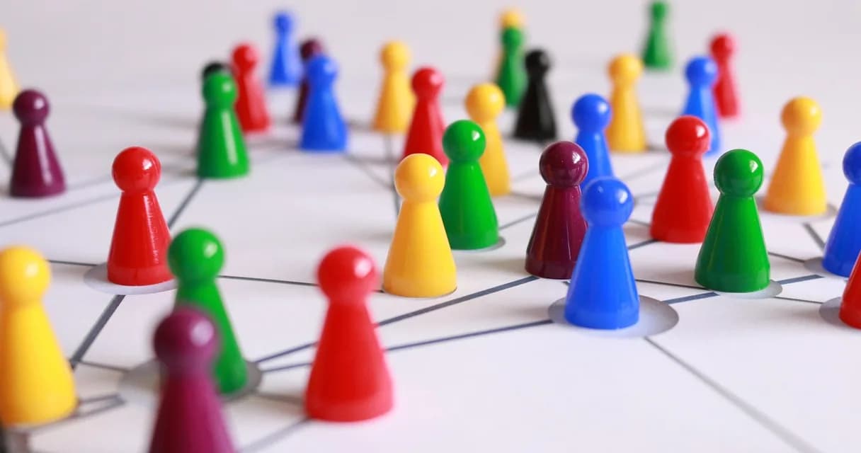 Peões coloridos ligados por linhas em uma rede sobre um tabuleiro