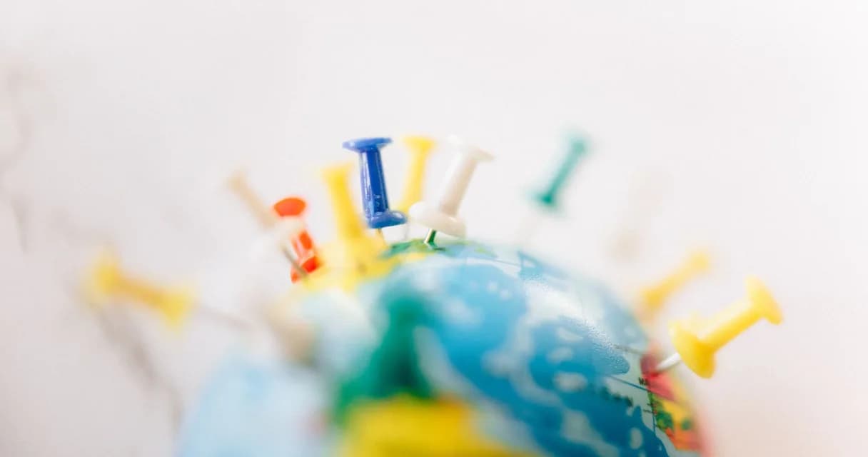 Páginas por cidade: globo com vários alfinetes coloridos marcando lugares diferentes