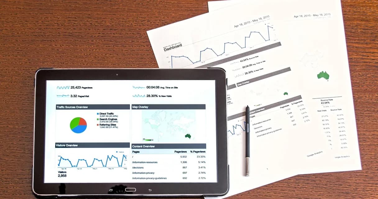 Tablet e relatórios impressos com gráficos de dados, material de uma pesquisa para conquistar backlinks
