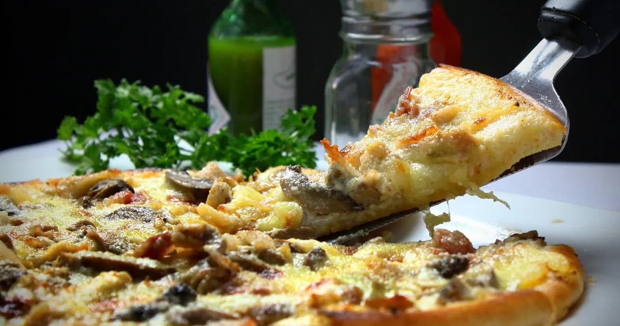 Rateio de backlinks: espátula retira a primeira fatia de uma pizza, como o primeiro link fica com a maior parte do artigo